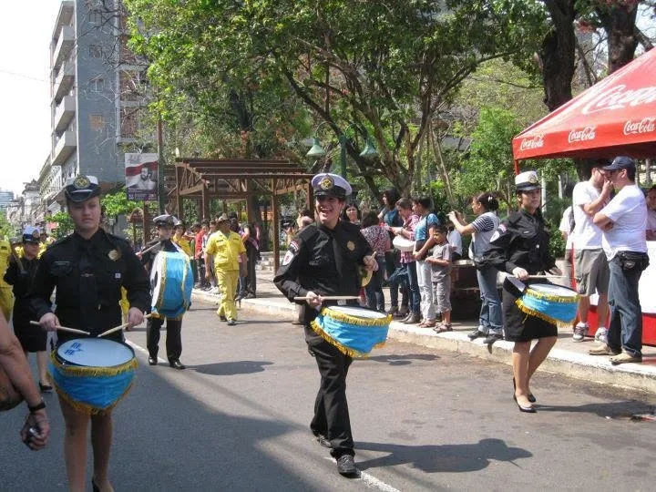 Percusionistas de Bandaliza avanzando por la calle durante una presentación pública