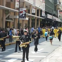 Saxofonistas de Bandaliza encabezando una formación durante un desfile