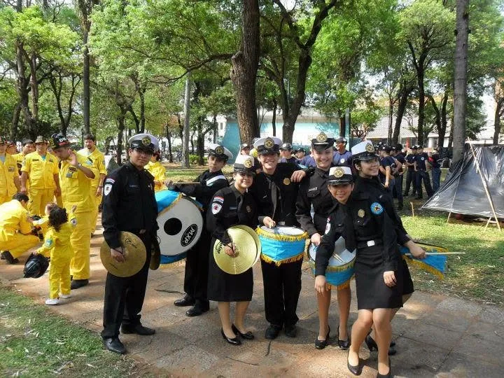 Integrantes de Bandaliza reunidos con tambores y platillos durante una actividad institucional