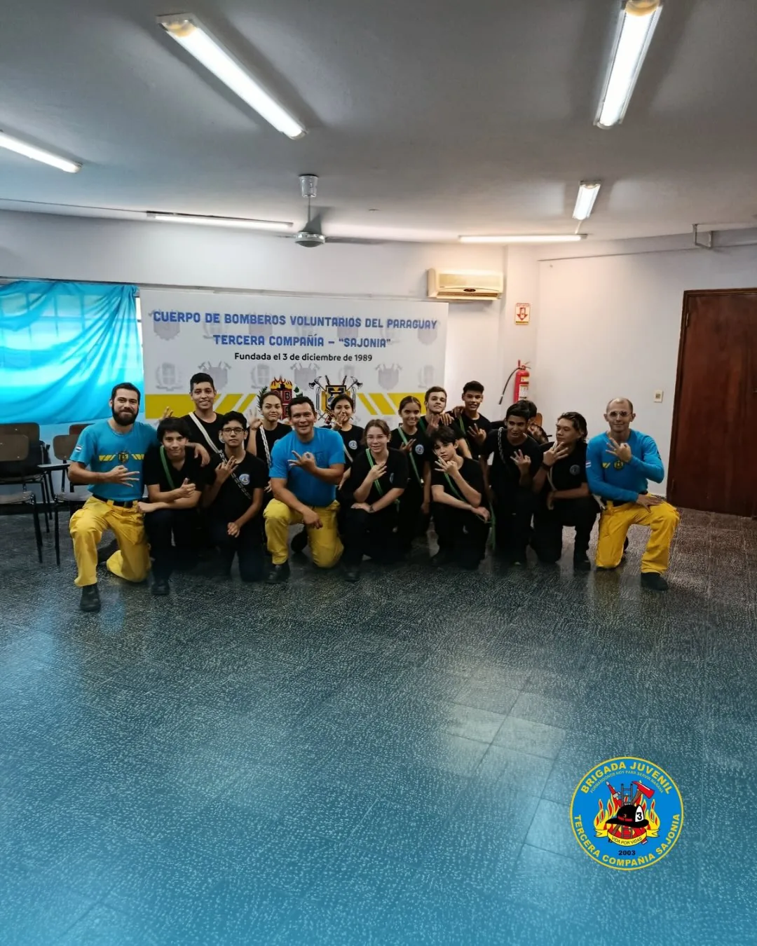 Integrantes de la Brigada Juvenil junto a instructores después de una jornada de formación