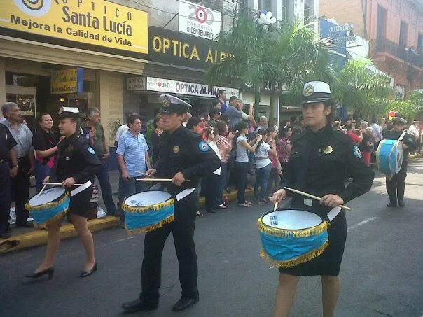 Tres percusionistas de Bandaliza marchando frente al público durante un desfile