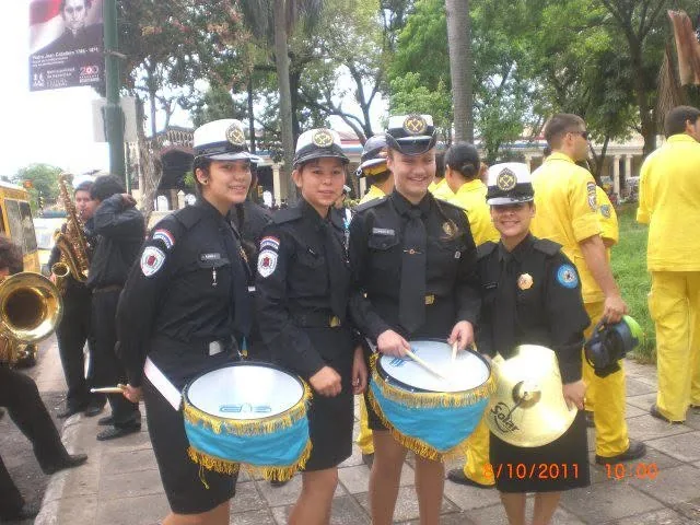Cuatro integrantes de Bandaliza posando con tambores y platillos