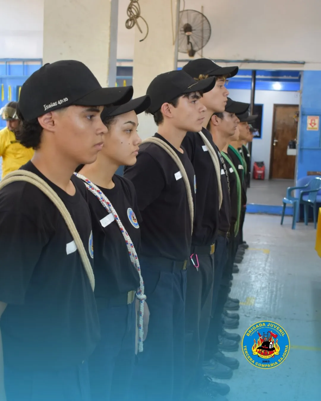 Integrantes de la Brigada Juvenil en formación con cuerdas de práctica