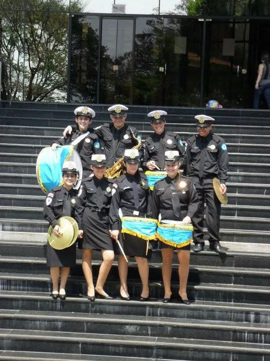 Integrantes de Bandaliza posando con instrumentos de percusión y saxofón sobre una escalinata
