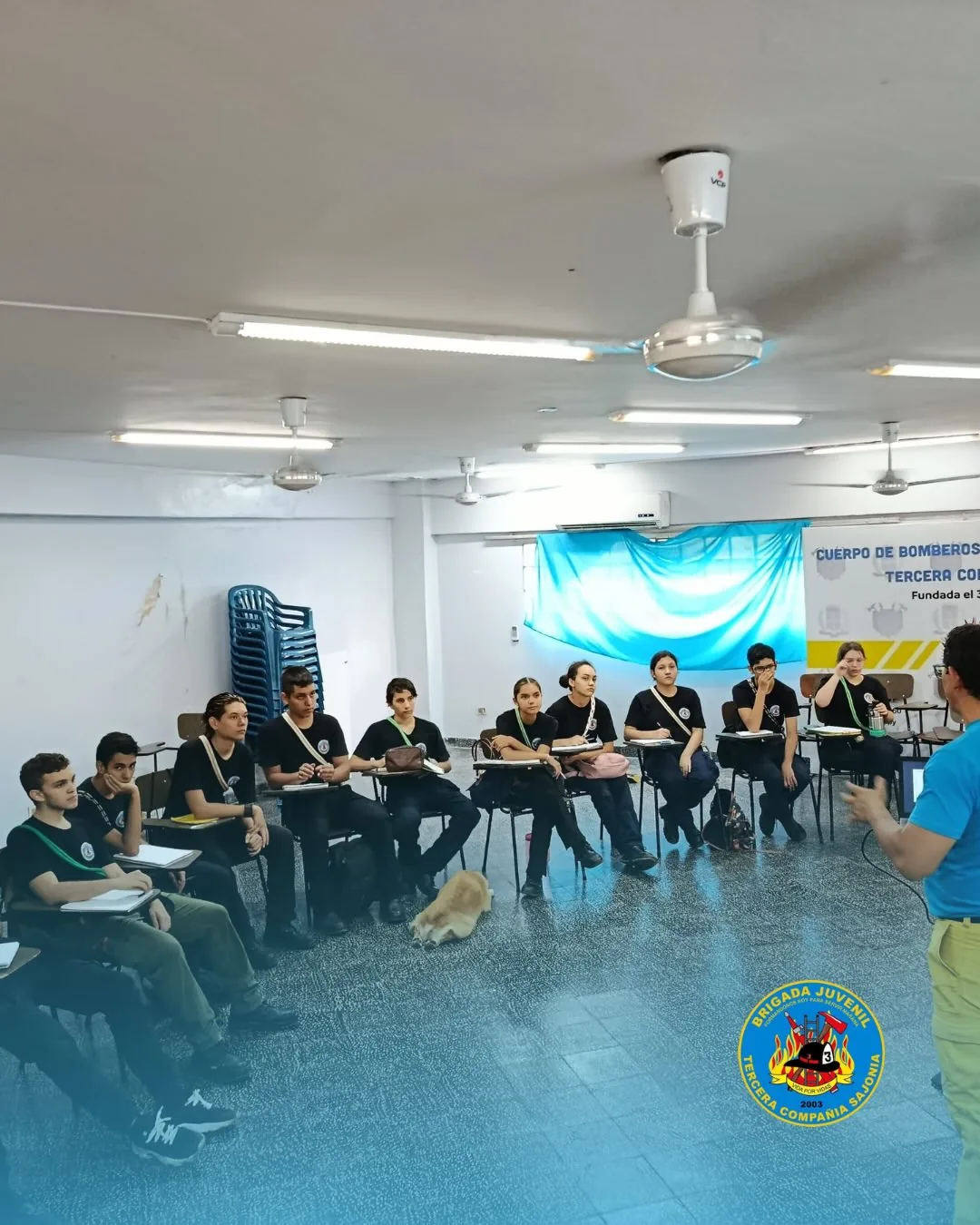 Jóvenes de la Brigada participando en una formación en aula