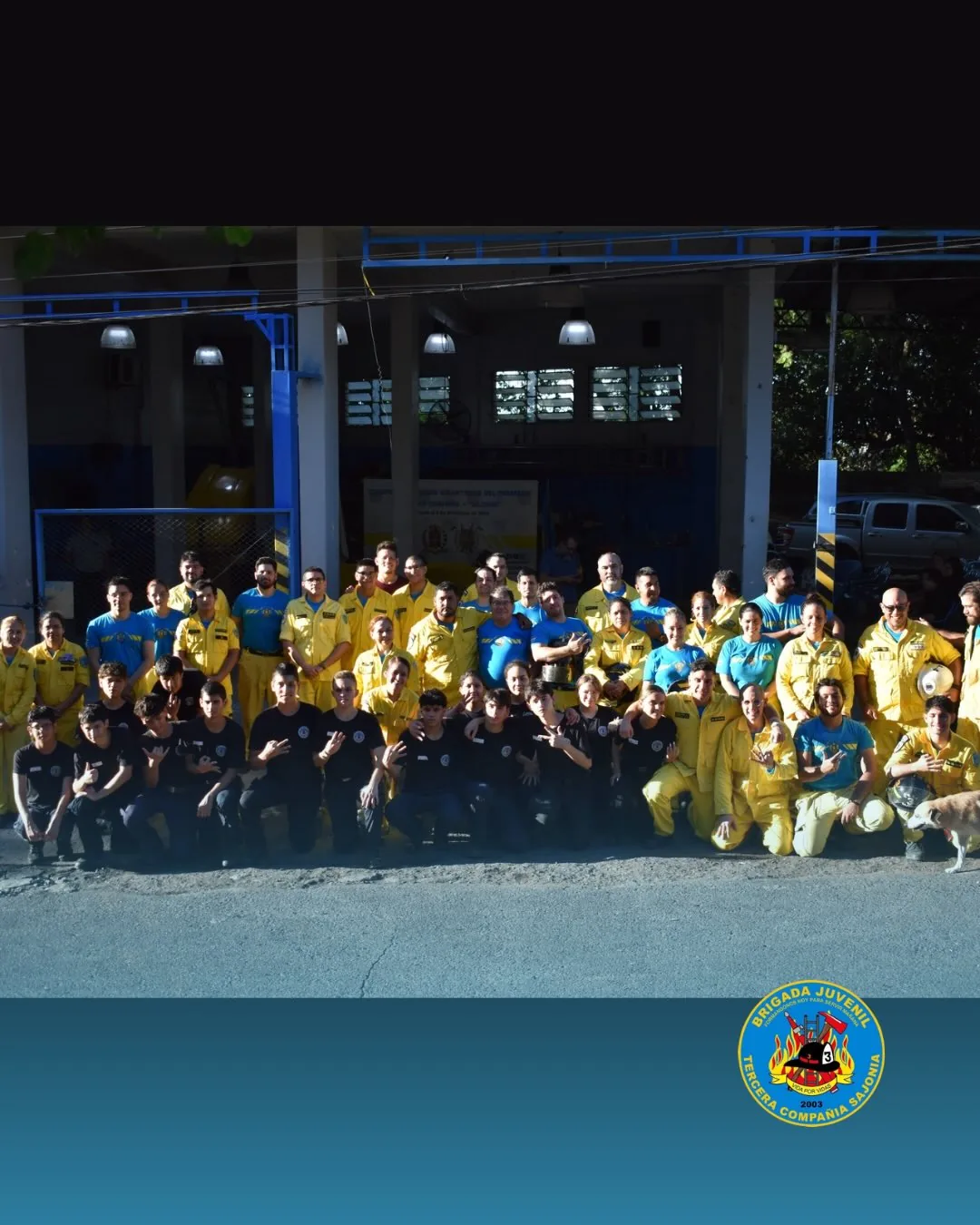 Fotografía grupal de jóvenes, instructores y voluntarios en el cuartel de K3 Sajonia