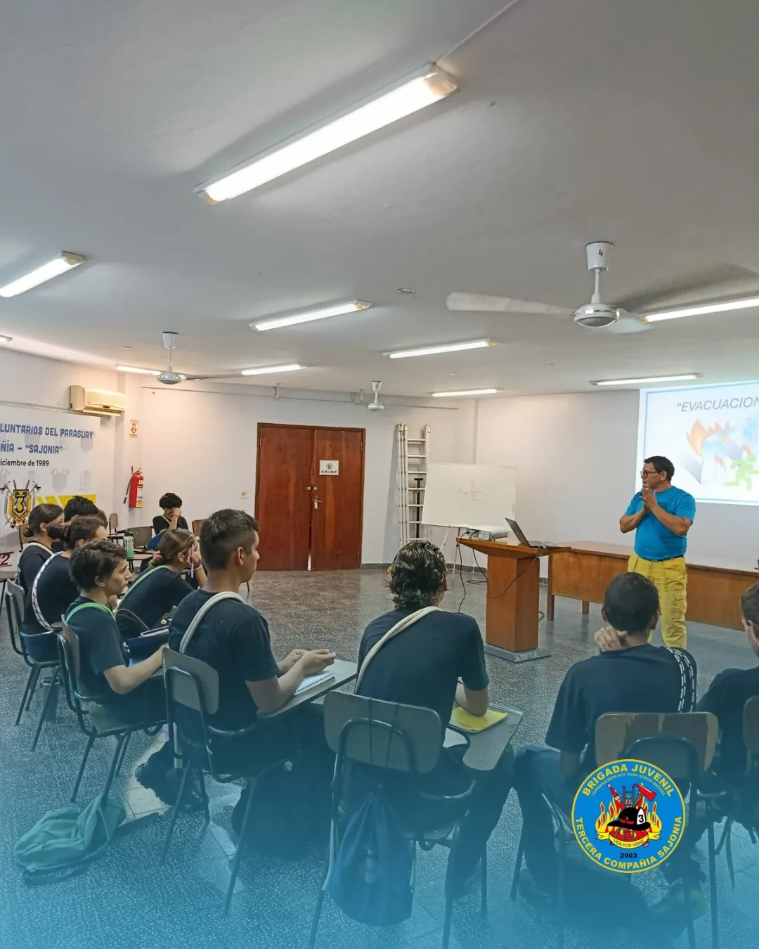 Clase sobre evacuación para integrantes de la Brigada Juvenil K3